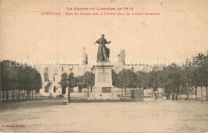 Luneville Place des Carmes avec a l’arriere plan les maisons incendiees