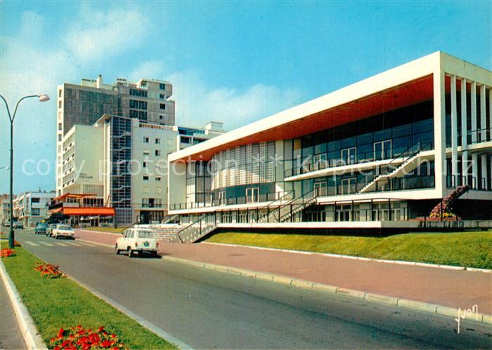 Royan 17 Le Palais des Congres et l’avenue de Po
