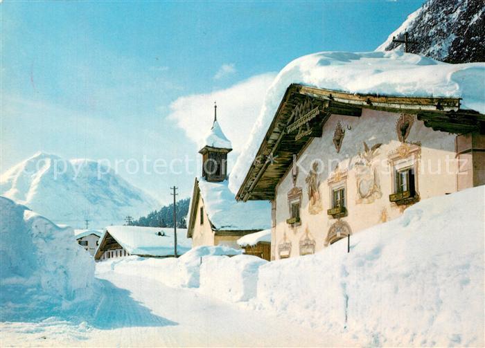 Oberleutasch Strassenmotiv Obergasse Kapelle gegen Hohe Munde im Winter