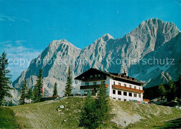 Tuerlwandhuette Berghaus mit Dachsteinsuedwaenden