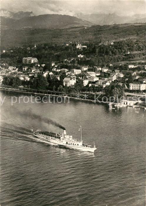 Evian-les-Bains Haute Savoie Vue aerienne passage d’un bateau sur le Lac Leman