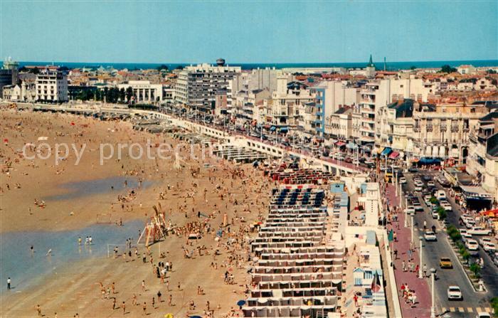 Les Sables-d Olonne Le Remblai Horloge au Casino Plage