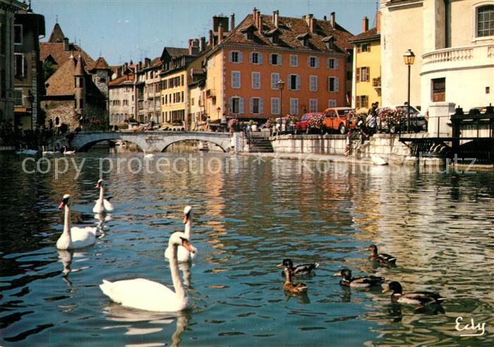 Annecy Haute-Savoie Dans les vieux quartiers Rencontre sur le Thiou