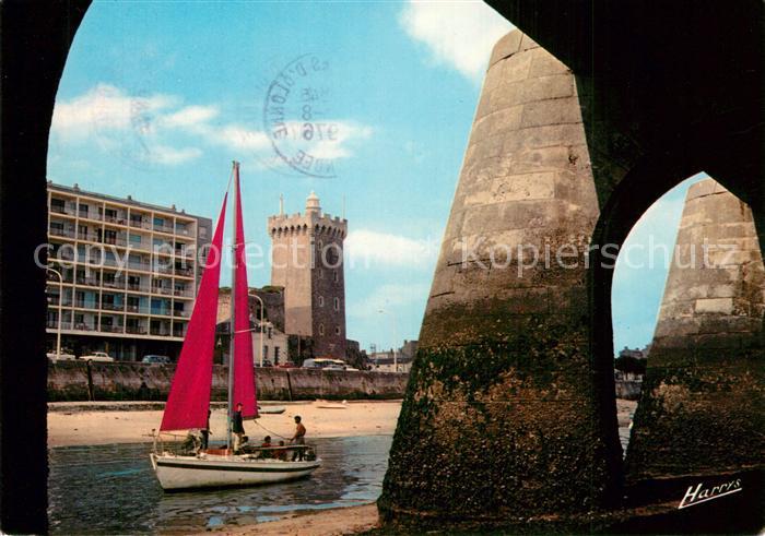 Les Sables-d Olonne Entrée du port et Tour d Arundel Voilier