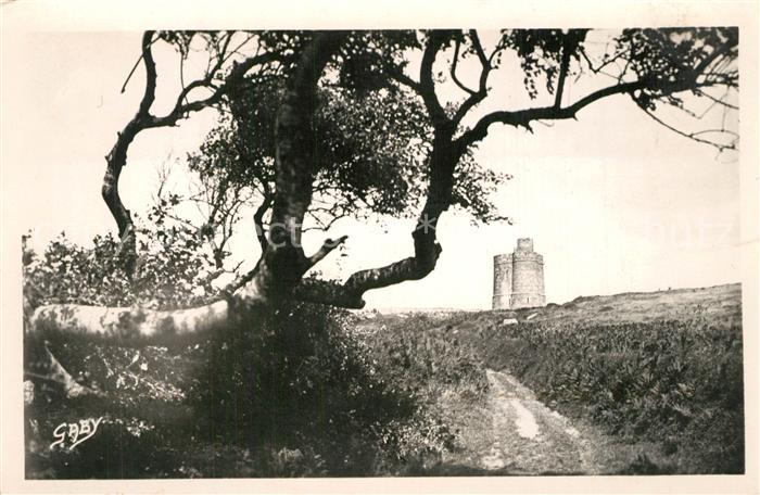 Saint-Jacut-de-la-Mer Au loin la Tour des Ebihiens