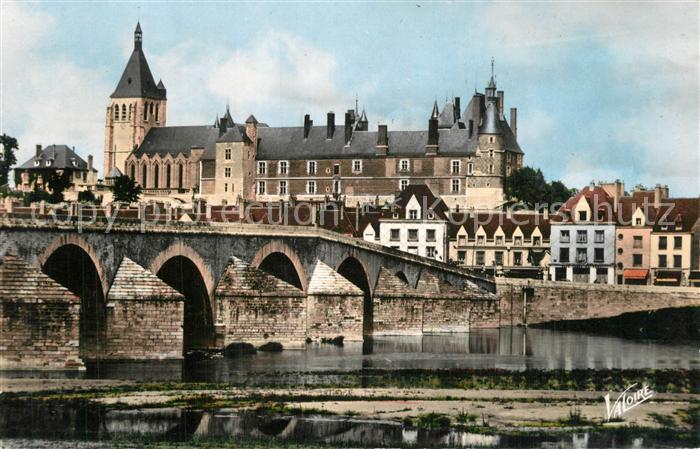 Gien 45 Le pont sur la Loire et le chateau L’Eg