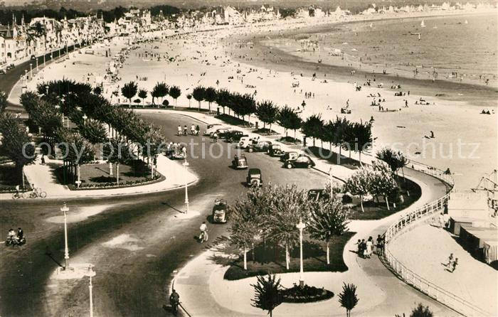La Baule sur Mer Vue generale de la Plage et des Jardins devant le Casino