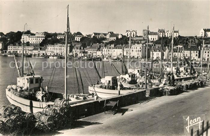 Audierne Le Port Au fond le quai Jean Jaures