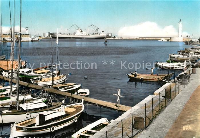 Sete Cette Un Coin de la Nautique et dans le fond le Bateau Ariana