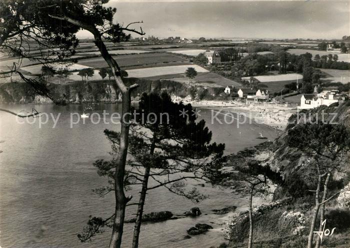 Douarnenez La grande plage du Riz dont les falaises sont ornees de beaux pins ma