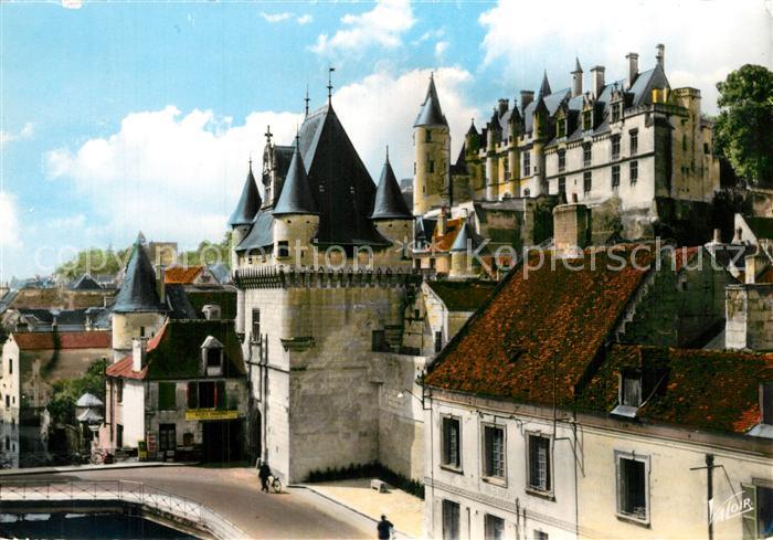 Loches Indre et Loire La porte des Cordeliers et les Logis Royaux du chateau