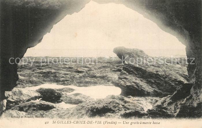Saint-Gilles-Croix-de-Vie Vendee Une grotte a marée basse
