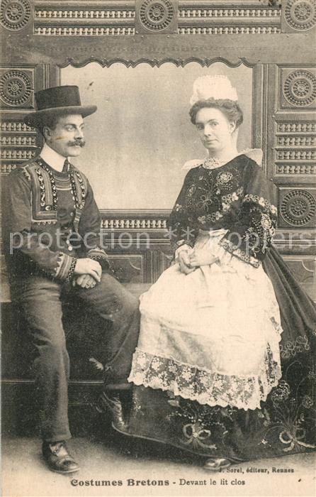 Bretagne Region Costumes Couple marié devant le lit clo