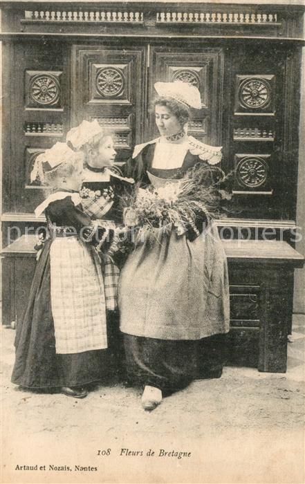 Bretagne Region Fleurs de Bretagne Costumes Trachten