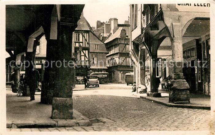 Dinan 22 Vieilles maisons a porches en bois de la Place des Cordeliers