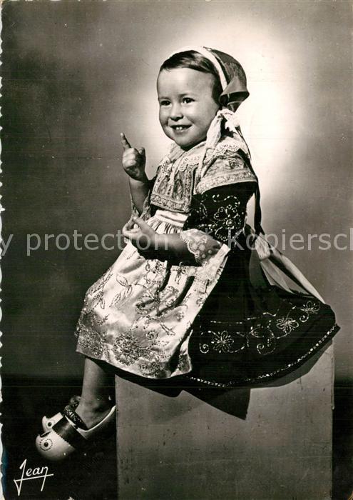 Plougastel-Daoulas Un bébe Costumes Trachten