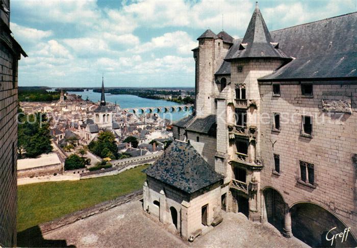 Saumur Cour intérieure du Chateau vue sur la v