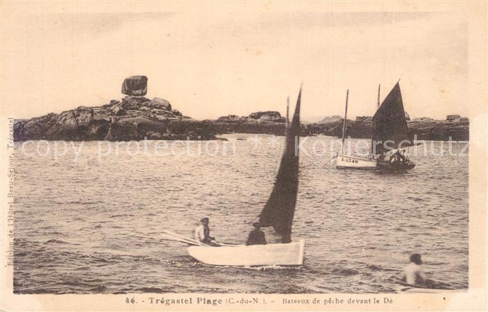 Tregastel Bateaux de peche devant le De
