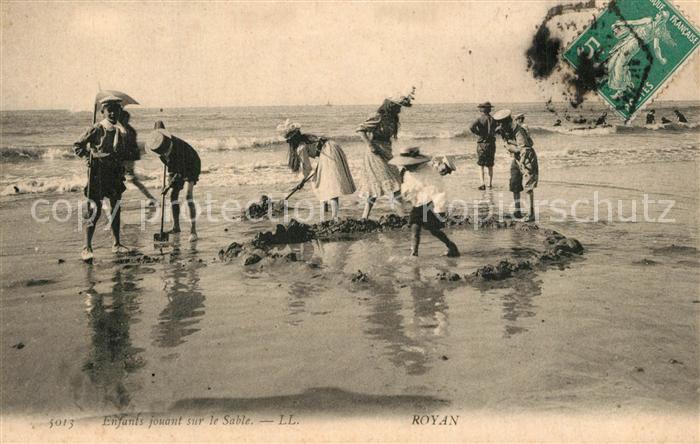 Royan 17 Enfants jouant sur le Sable