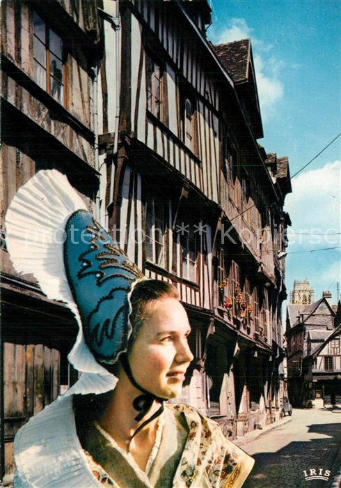 Rouen Coiffe sabot de Bolbec dans une vieille rue