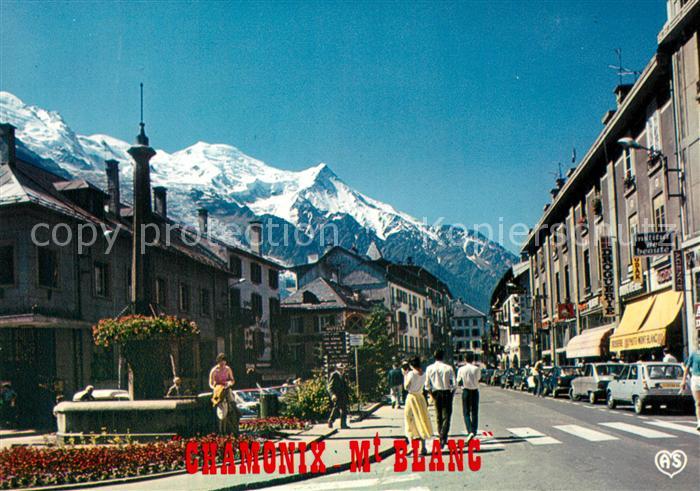 Chamonix La Place de la Poste la fontaine et le Massif du Mont Blanc