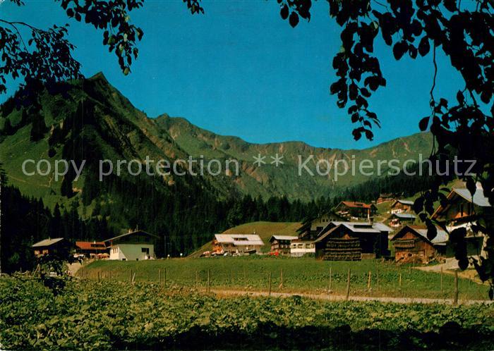 Baad Mittelberg Kleinwalsertal Panorama mit Guentlispitze und Hochstarzel