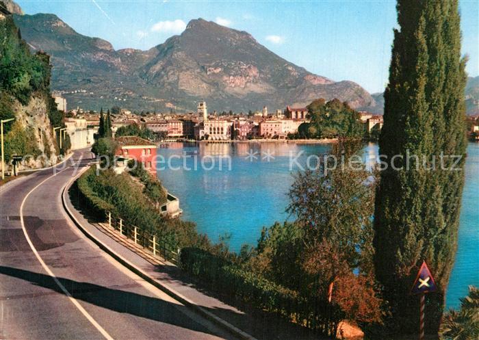Riva del Garda tra i cipressi Uferstrasse Gardasee Zypressen