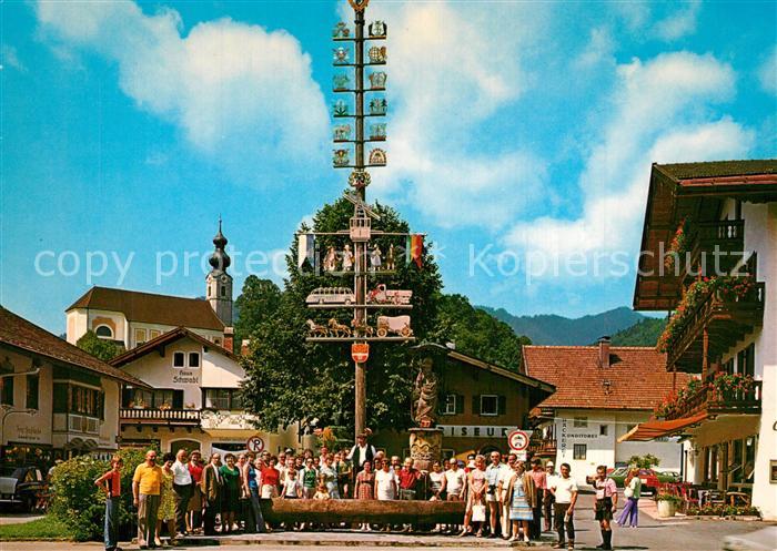 Ruhpolding Dorfplatz mit Maibaum