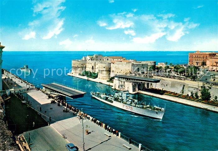 Taranto Ponte girevole aperto con passaggio Navi