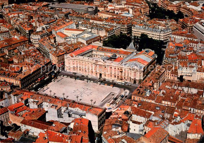 Toulouse Haute-Garonne Ville d’Art Cite des violettes La place du Capitole vue d