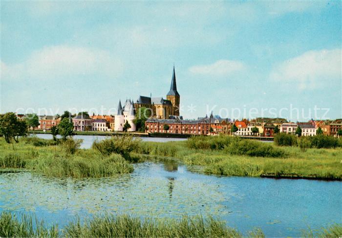 Kampen Niederlande De Ijssel met gezicht op de stad Koornmarktspoort en Bovenker