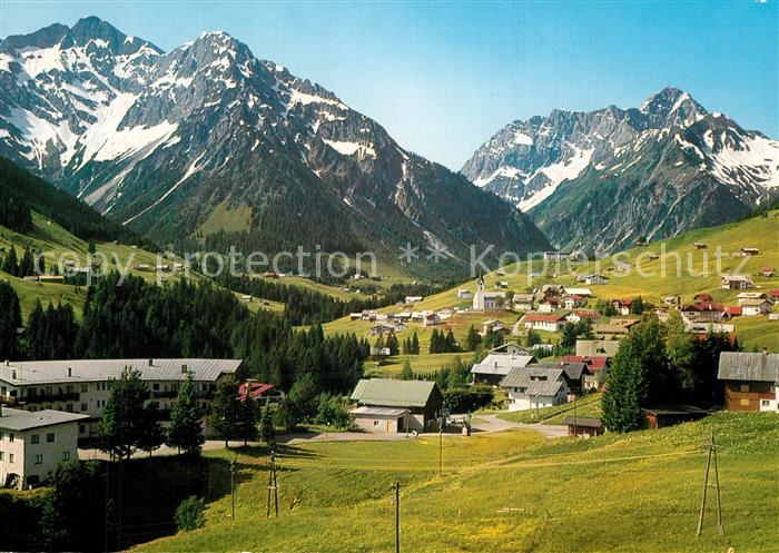 Hirschegg Kleinwalsertal Vorarlberg mit Elferkogel Zwoelferkogel und Widderstein