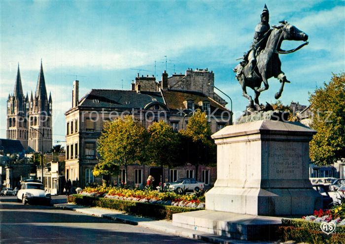 Caen Statue de Bertrand du Guesclin et les flèches de l'Eglise Saint Etienne
