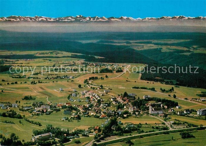Hoechenschwand Kurort im Schwarzwald Alpenblick Fliegeraufnahme