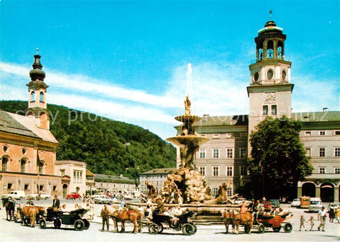 Salzburg Oesterreich Glockenspiel Residenz mit Residenz Brunnen Fiaker