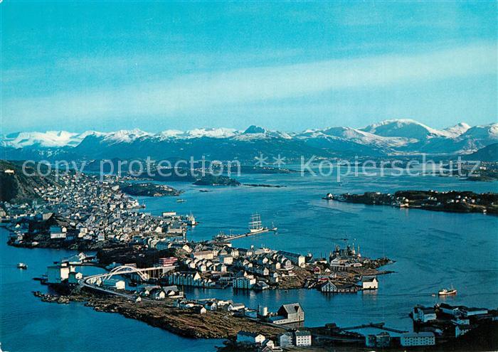 Alesund Fra Skarbovika mot Hjorundfjordfjellene i est Steinvagsund Slinnigsodden