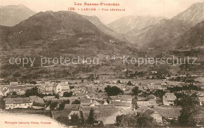 Laruns Vue Generale et les Pyrénées