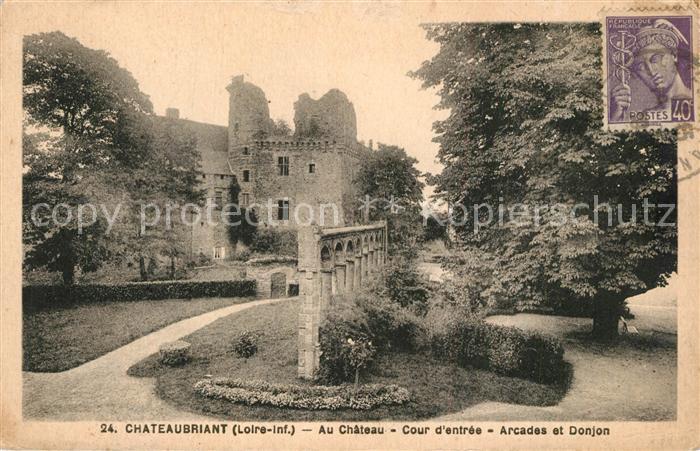 Chateaubriant Chateau Cour d entrée Arcades Donjon