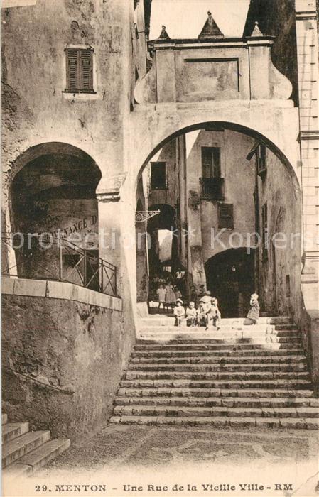 Menton Alpes Maritimes Une rue de la vieille ville