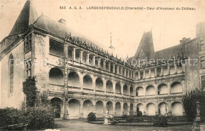 La Rochefoucauld Cour d_honneur du Chateau Schlosshof