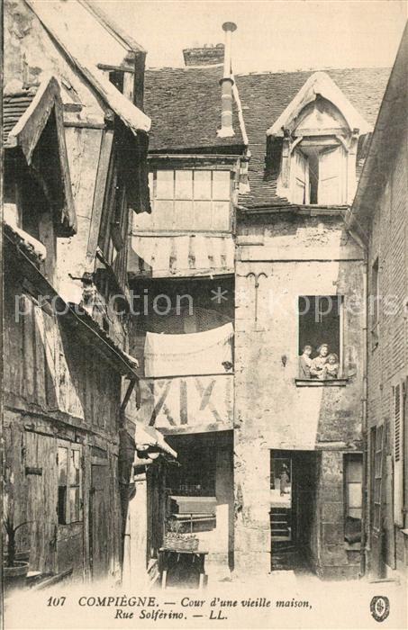Compiegne Oise Cour d_une vieille maison Rue Solférino