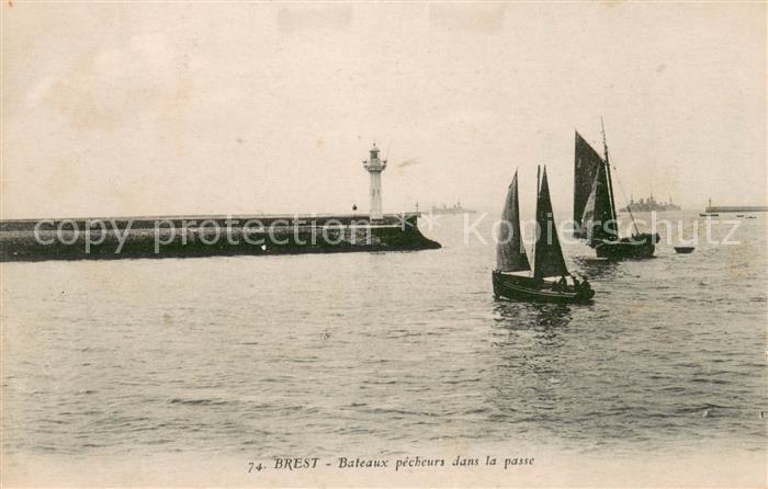 Brest 29 Bateaux pecheurs dans la passe