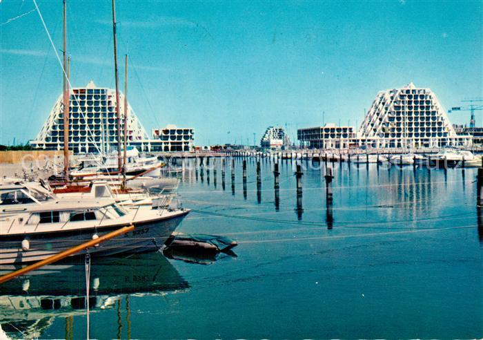 La Grande-Motte Le port et des immeubles ultra modernes