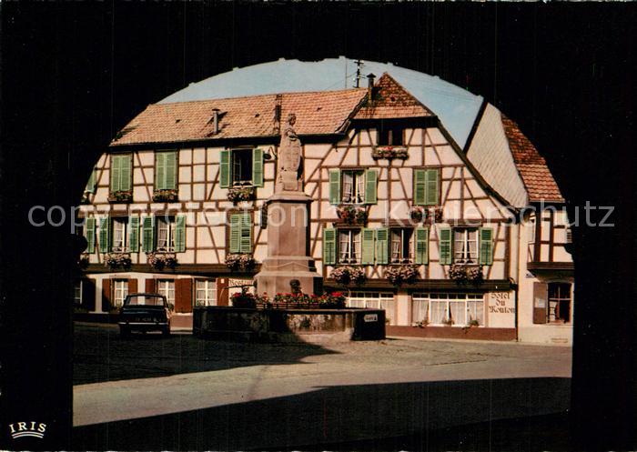 Ribeauville Haut Rhin Elsass Place de la Sinne Fontaine surmontee d’une figure a