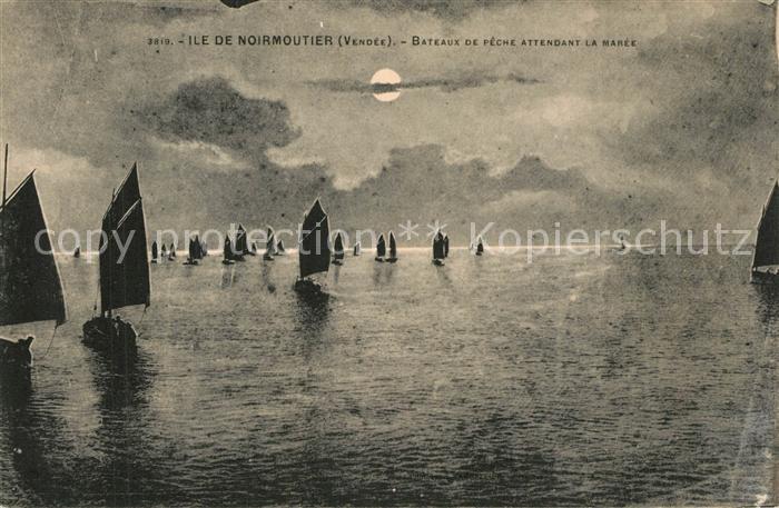 Ile de Noirmoutier Bateaux de pêche attendant la marée la nuit au clair de lune