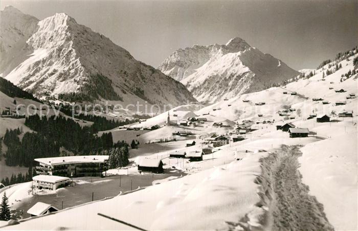 Hirschegg Kleinwalsertal Vorarlberg Winterpanorama mit Elferkopf Zwoelferkopf Wi