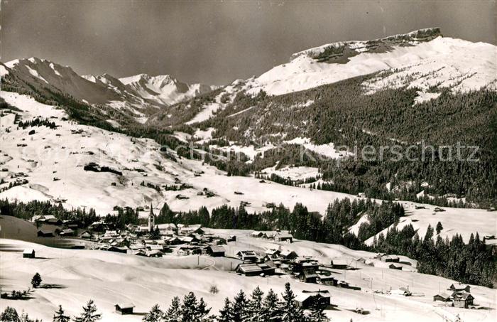 Riezlern Kleinwalsertal Vorarlberg Winterpanorama mit Parsenn Skilift mit Gruenh