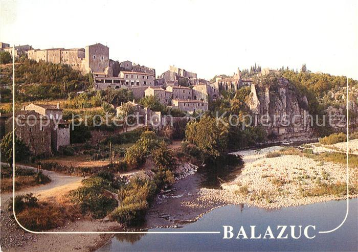Balazuc Vue d ensemble du village médieval Rivière Ardeche