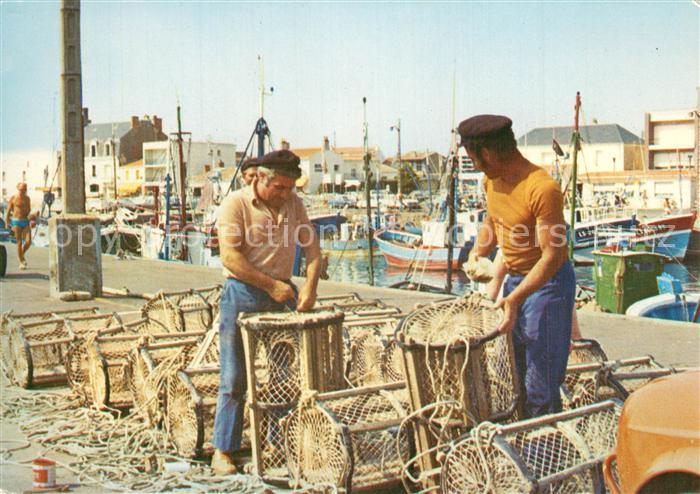 Saint-Gilles-Croix-de-Vie Vendee Preparation des casiers a homards Port Bateaux