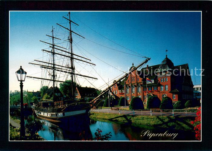 Papenburg Ems Rathaus mit Museumsschiff Friederike